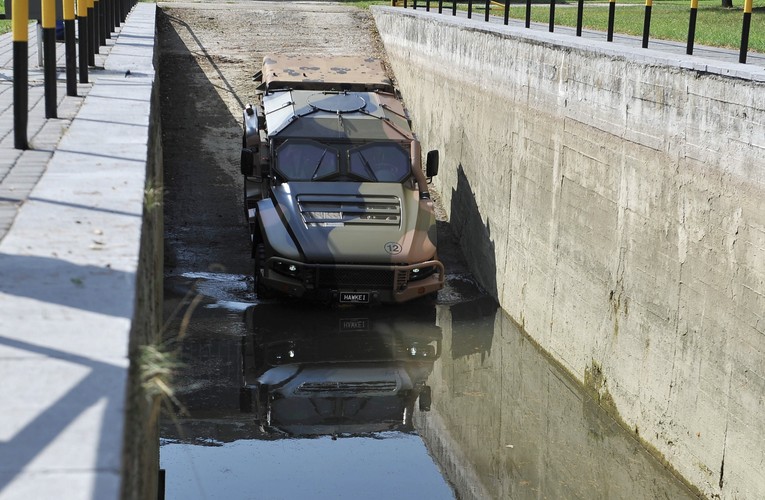 Lekkim wielozadaniowym pojazdem opancerzonym Hawkei zainteresowane są także Polskie Siły Zbrojne. <br><br> fot. (obm/mr) PAP/Marcin Obara