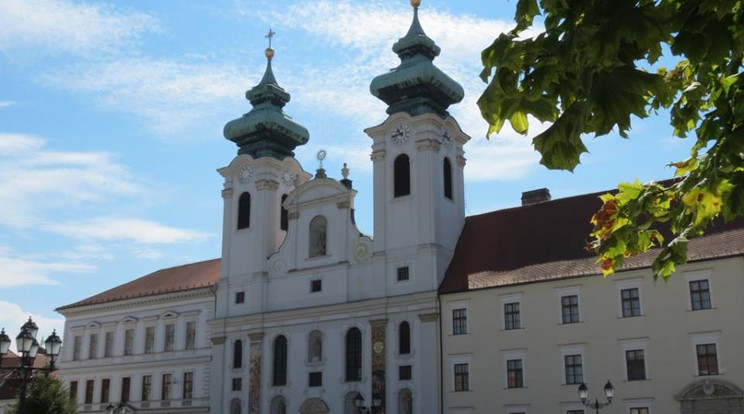 A győri bencés gimnázium, templom és rendház, kollégium épületegyüttese. Itt történt a zaklatás / Fotó: Wikipédia