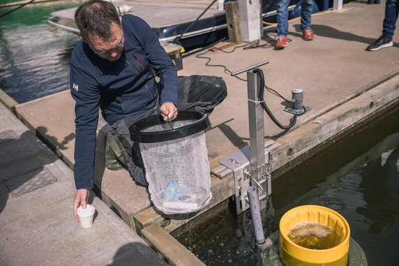 Gdańsk, ul. Szafarnia. Seabin, czyli morski kosz na śmieci. Fundacja Mare przekazuje urządzenie GOS