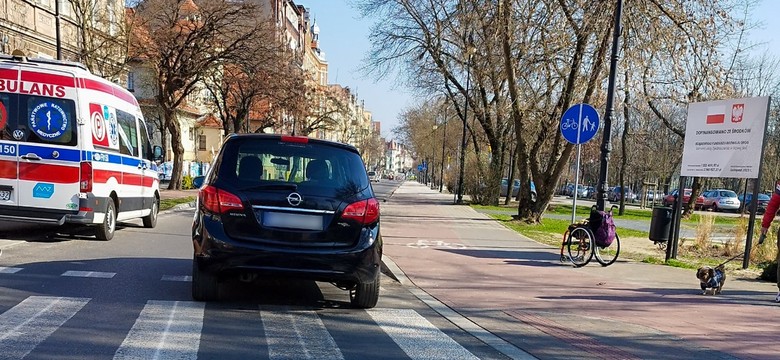 Nowa Sól: Przejeżdżała na wózku przez pasy, potrąciło ją auto. Miała sporo szczęścia