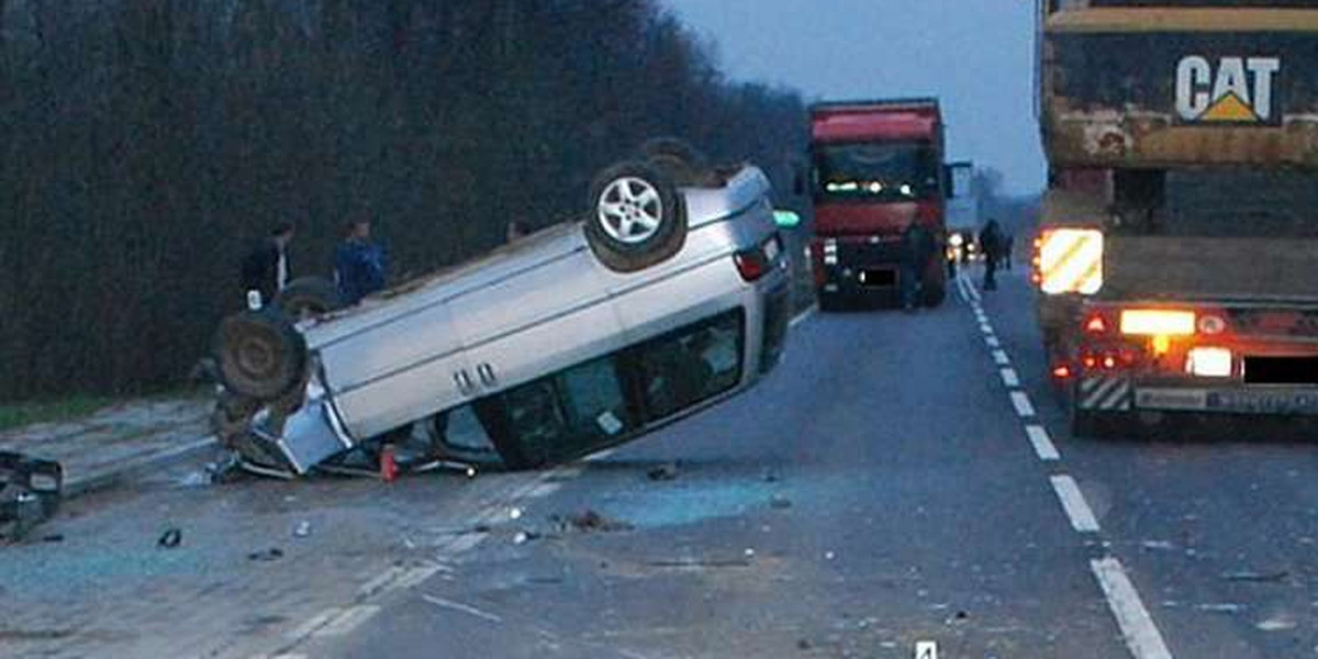 Potrącił pieszą i dachował