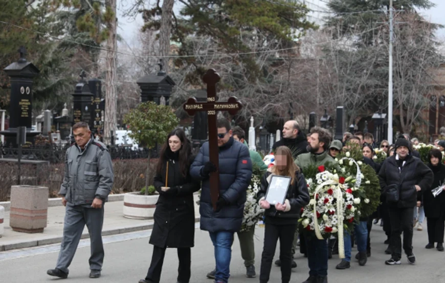 Mala Divna nosi očevu sliku u rukama, suze joj se slivaju niz lice