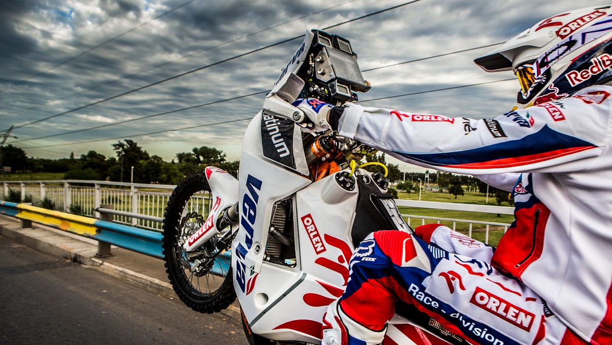 Hiszpan Joan Barreda Bort był najszybszym motocyklistą na pierwszym etapie Rajdu Dakar 2014. Drugie miejsce zajął Marc Coma, a trzecie Ciryl Depres. Jakub Przygoński zajął 20. lokatę.