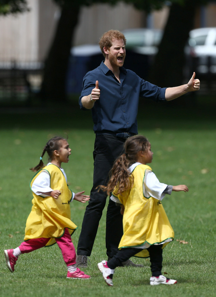 Książę Harry bawi się z dziećmi