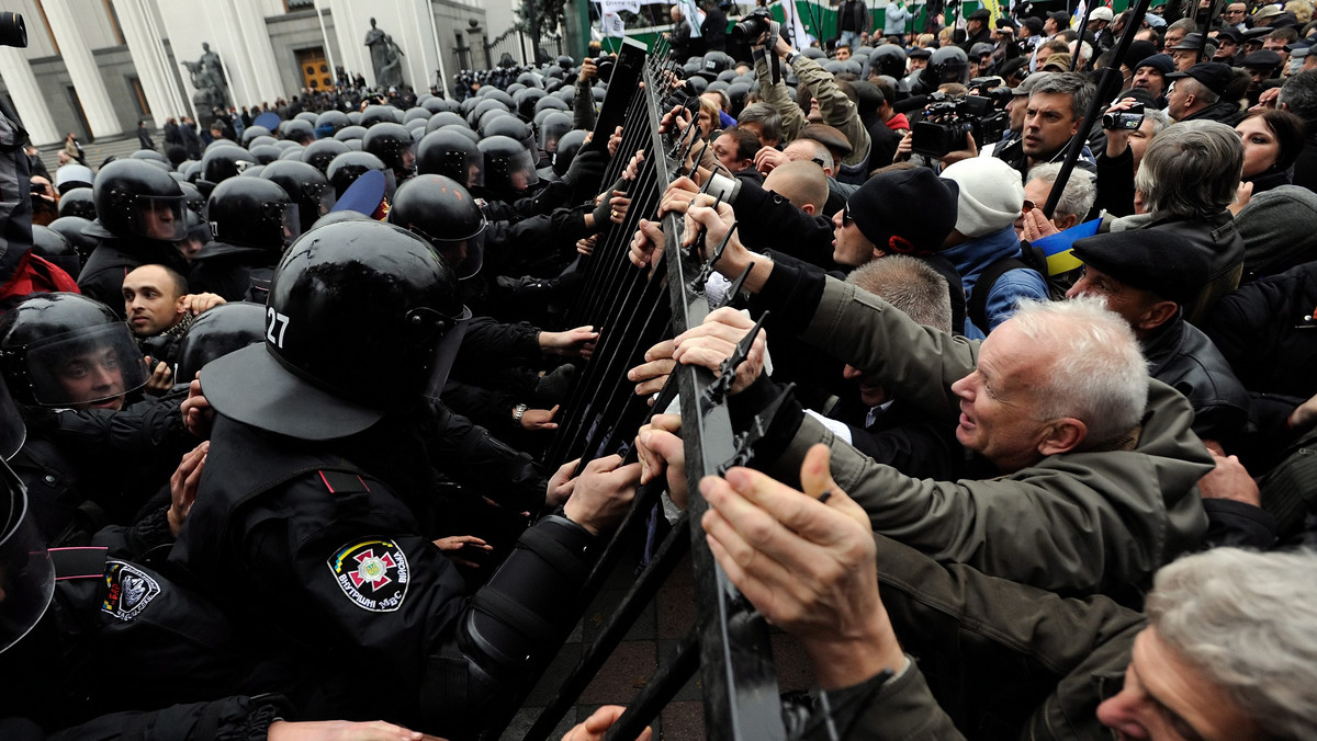 Około 3 tys. osób, w tym ratowników czarnobylskich, demonstrowało przed Radą Najwyższą w Kijowie, domagając się rozwiązania parlamentu, zachowania ulg socjalnych oraz lepszych warunków pracy dla małego i średniego biznesu.