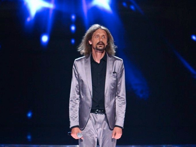 Gienek Loska w garniturze