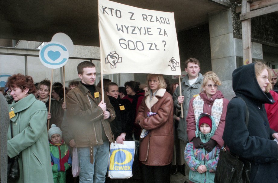 Akcja protestacyjna pielęgniarek i położnych z Centrum Zdrowia Dziecka, Warszawa, 3 marca 1998 r.