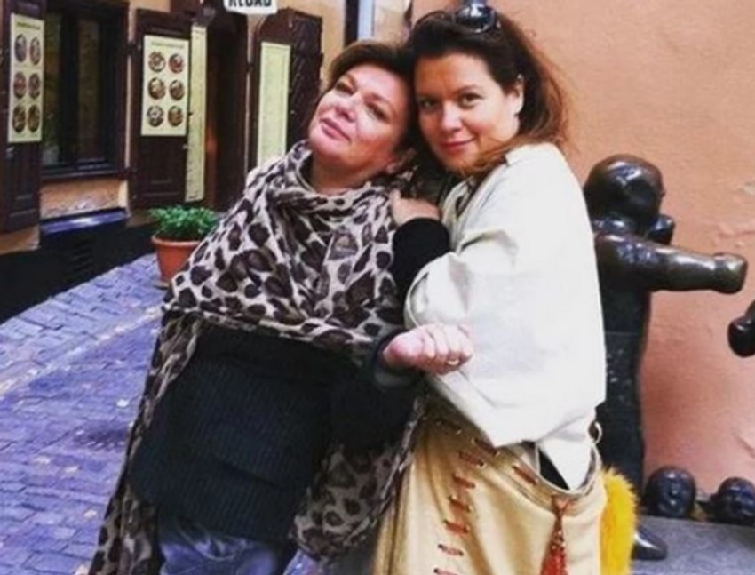 Jelica Sretenović pozira sa starijom ćerkom Anjom