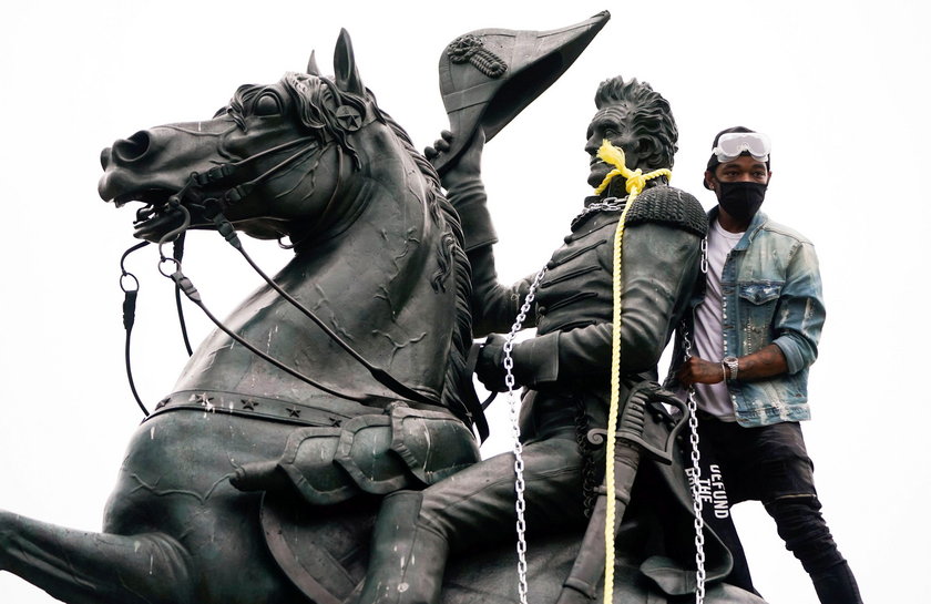 Protestujący próbowali obalić pomnik Jacksona.