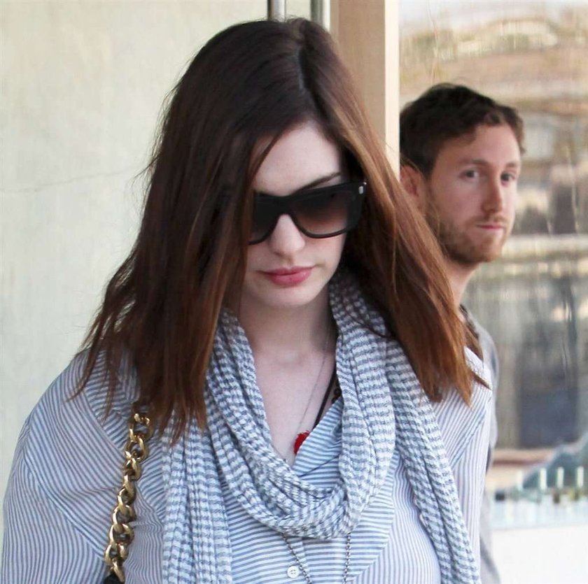 Anne Hathaway ma blade nogi