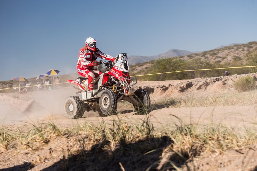 Rajd Dakar 2017: Rafał Sonik miał wypadek. Quad zawisł na gałęziach