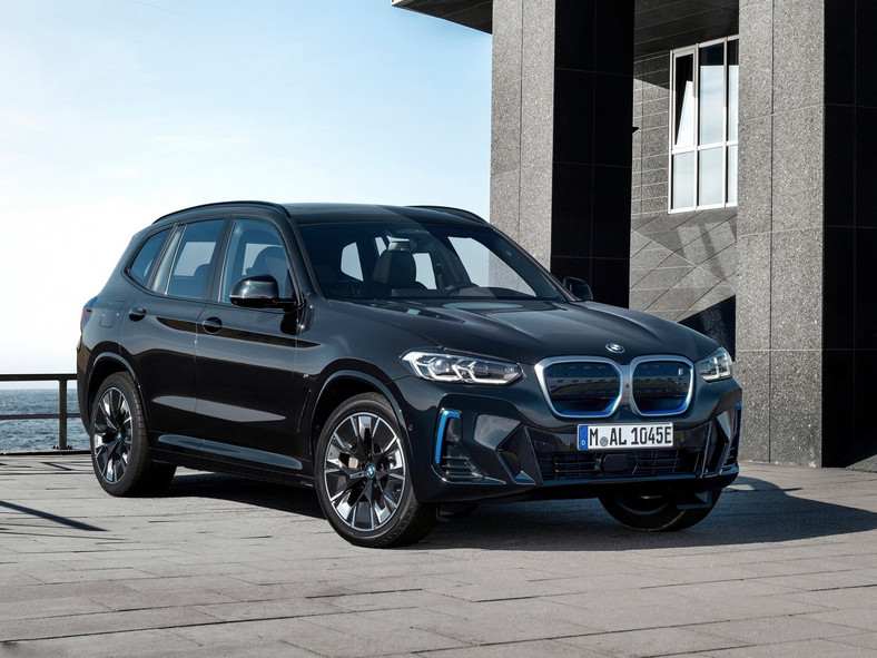 Średnie SUV-y – BMW iX3 – w sprzedaży od 2020 r.