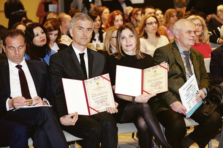 Dušan Milisavljavić i Ljiljana Knežević sa zahvalnicama