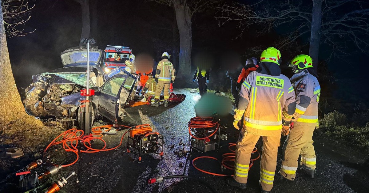 Dwie osoby nie żyją, 22-latek walczy o życie. Tragiczny wypadek w Rejsytach