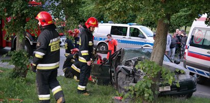 Koszmarny wypadek w Elblągu. Kobieta wbiła się w drzewo, są ranni