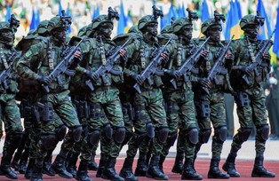 Rwanda wdrożyła polskie karabinki z celownikiem DCM-1 Szafir. Nasi żołnierze nadal czekają