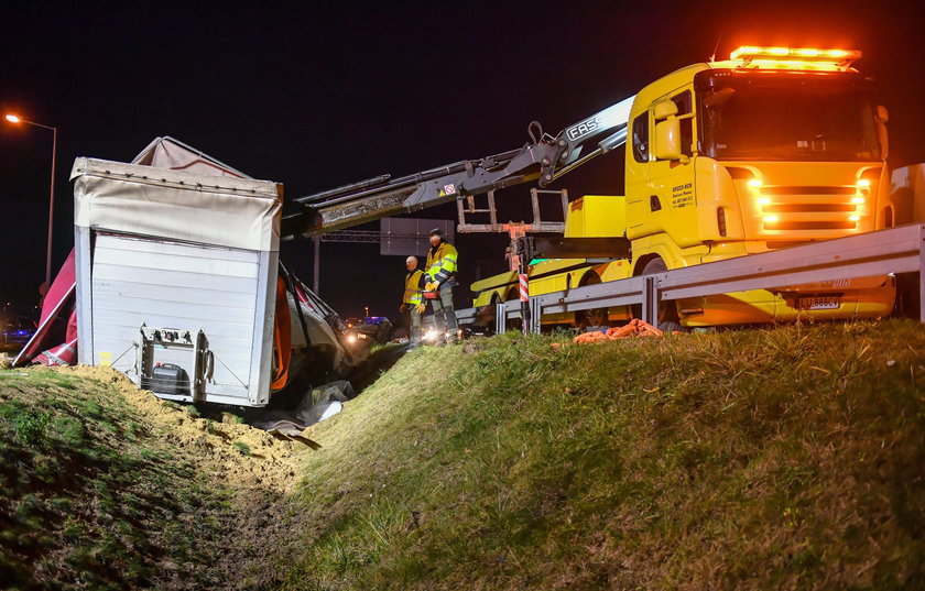 Wypadek ciężarówki na obwodnicy Lublina. Kierowca TIRa trafił do szpitala