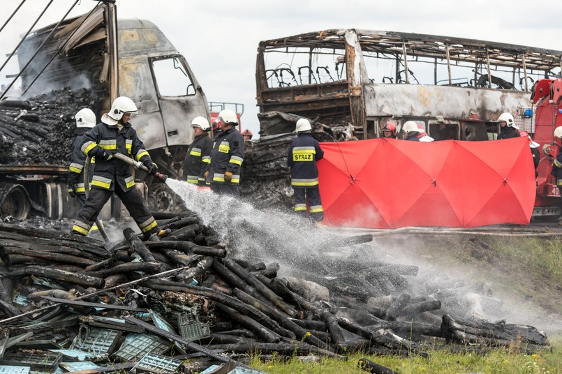 - Na zwężonym odcinku autostrady A4 zderzyło się łącznie 6 samochodów osobowych, samochód dostawczy, ciężarowy oraz autobus - mówi rzecznik policji w Brzegu, aspirant sztabowy Mirosław Dziadek.