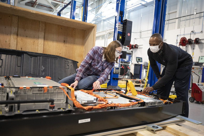 Ford przyspiesza prace badawczo-rozwojowe nad akumulatorami do samochodów elektrycznych i tworzy globalne centrum projektowe Ford Ion Park