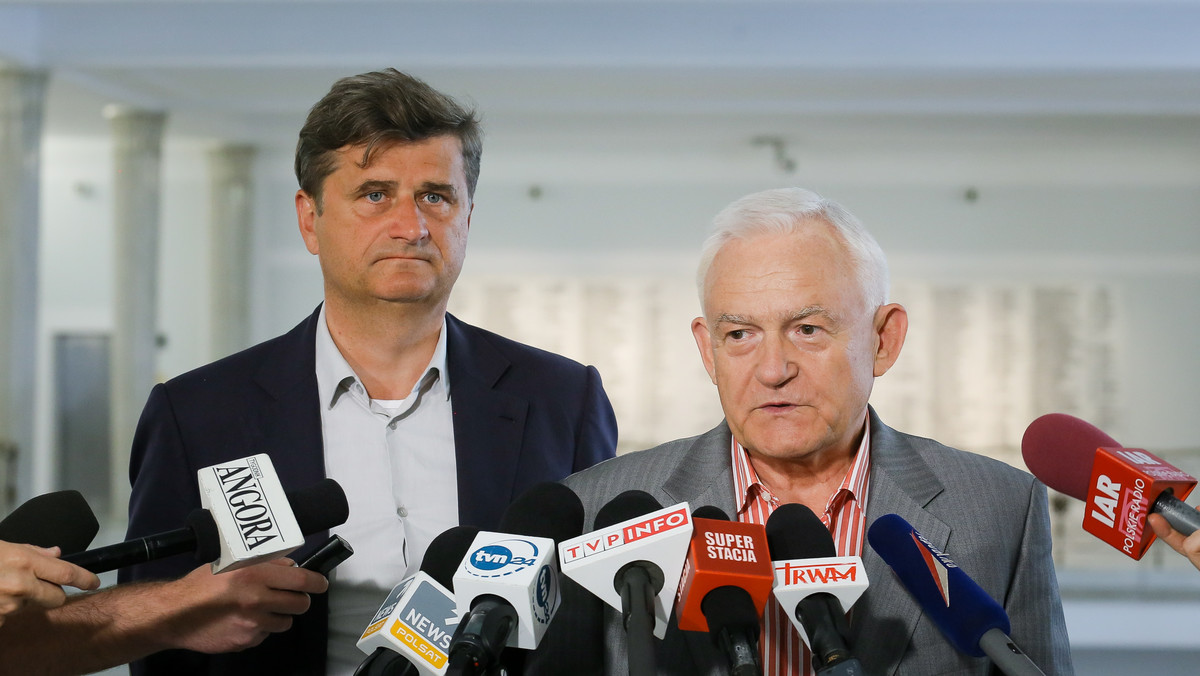 Szefowie SLD oraz TR, Leszek Miller i Janusz Palikot, zapowiadają wspólne listy w wyborach do sejmików województw; warunkiem zawarcia koalicji jest wypracowanie wspólnego minimum programowego. Czy tak się stanie, będzie wiadomo w ciągu dwóch tygodni.