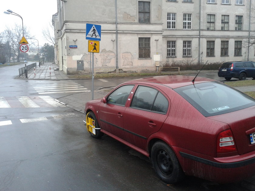 auto z blokadą straży miejskiej w Łodzi