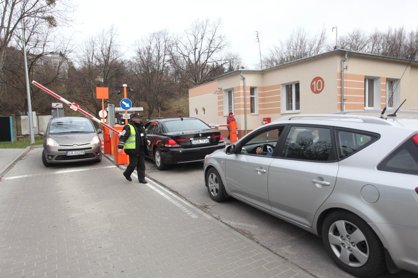 szlaban przed szpitalnym parkingiem w Gdyni Redłowie