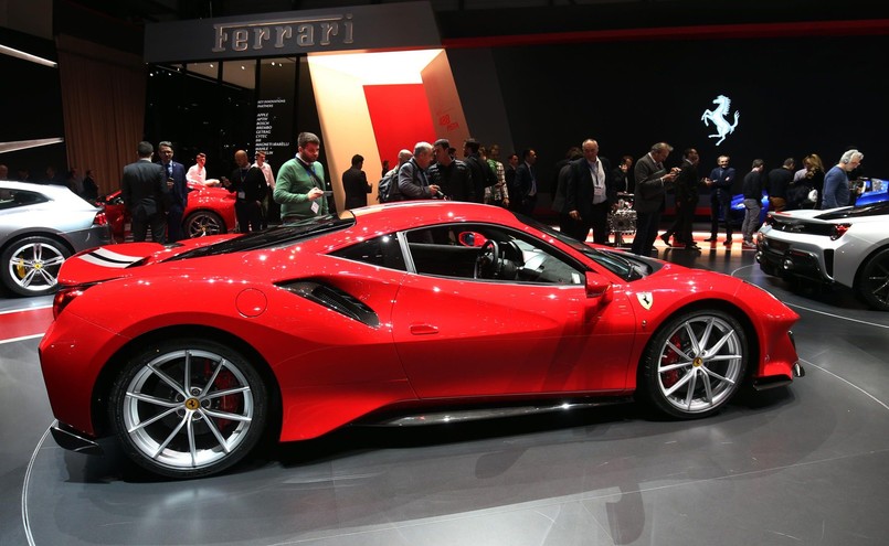 Ferrari 488 Pista. W tłumaczeniu z języka włoskiego "pista" oznacza tor wyścigowy