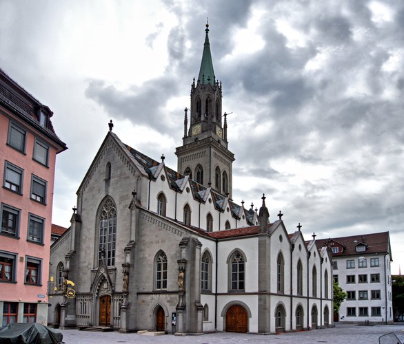 Późnobarokowy zespół budynków opactwa (z XVIII wieku) zbudowany w miejscu średniowiecznego klasztoru benedyktynów, z zachowaną kryptą z X wieku. Założycielem kantonu był mnich św. Gall (Gaweł), który traktował to miejsce jako swoją pustelnię.