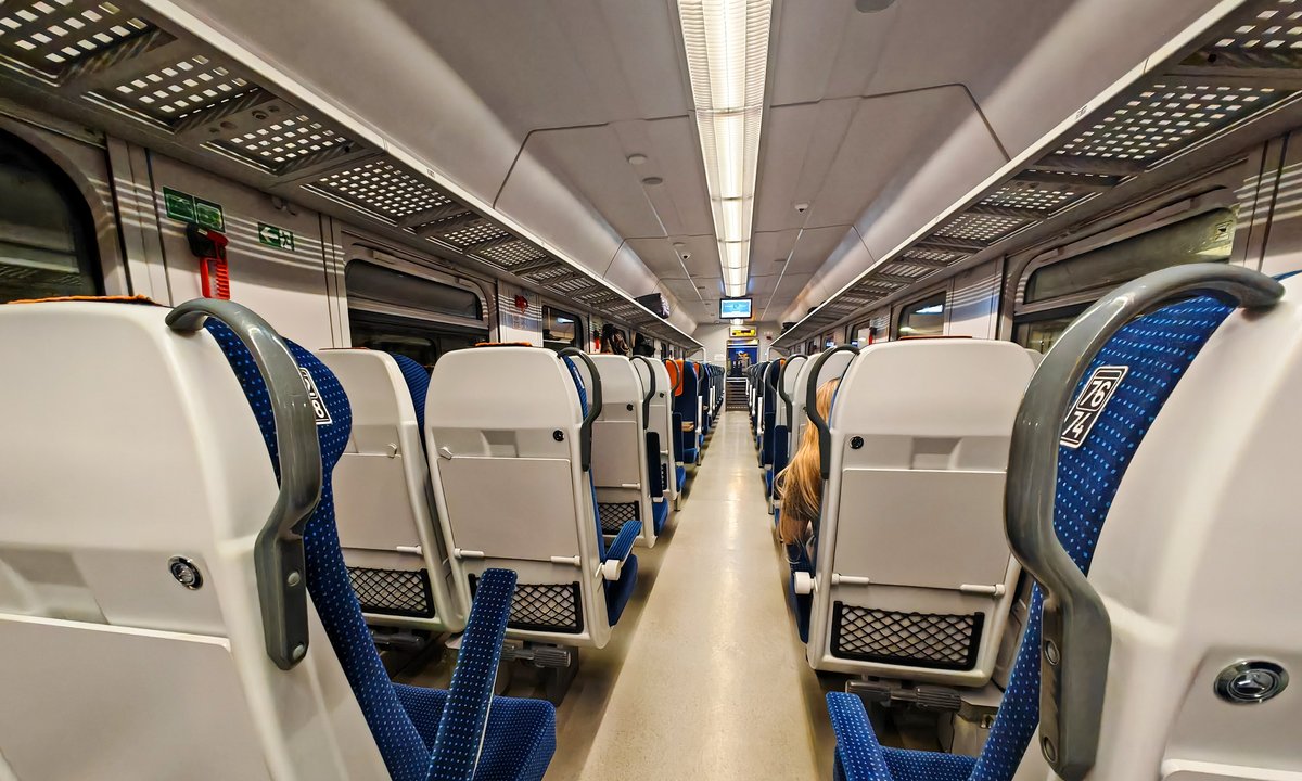 Za to konduktor może choćby wyprosić cię z pociągu. Polacy często łamią zakaz