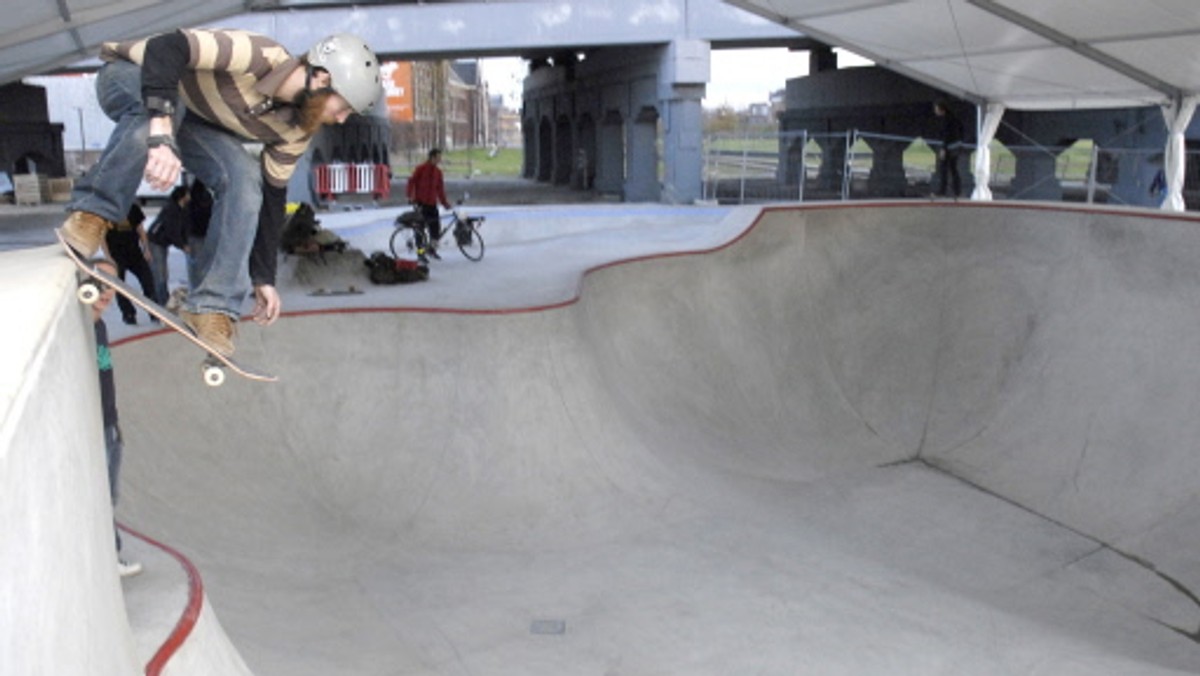 Deski i rolki nie znikną na razie z nieformalnego skateparku w nieużytkowanej hali Kinepolis. Planowane przez właścicieli terenu inwestycje nie rozpoczną się w najbliższym czasie - czytamy w poznańskim serwisie Tutej.pl.