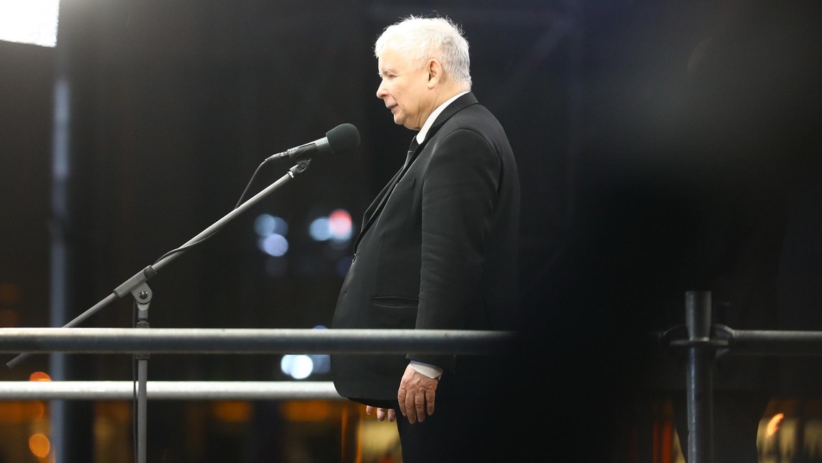 Jarosław Kaczyński oraz Jadwiga Emilewicz zostali laureatami Nagrody Kisiela 2017 w kategorii "Polityk". Prezesa PiS wyróżniono za "konsekwencję i niezłomność", a minister przedsiębiorczości i technologii za "pracowitość i przedsiębiorczość w polityce" - poinformował tygodnik "Wprost".