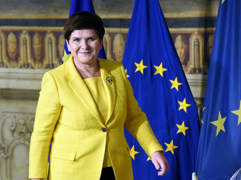Tuż po tym, jak wczoraj w Rzymie polska premier wystąpiła w żółtej marynarce i bluzce, Internet zalała fala komentarzy na temat jej wyjątkowo nietrafionej stylizacji...