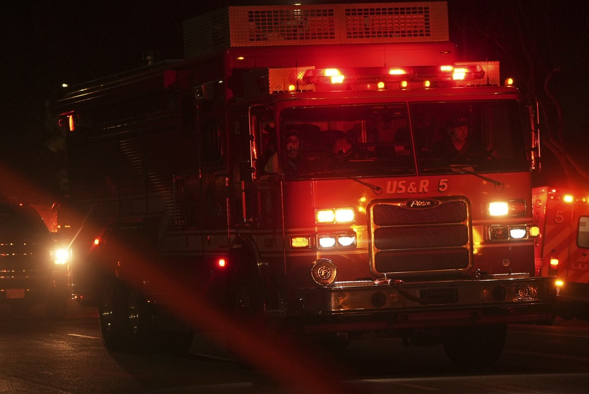 Straż pożarna na miejscu katastrofy budowlanej w Los Angeles