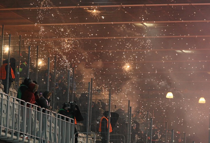 Sektor kibiców Wisły Kraków ostrzeliwany racami przez kibiców Cracovii