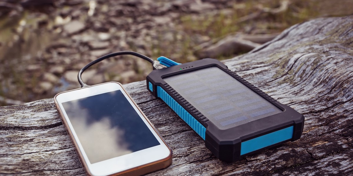 Solarny powerbank — idealne zabezpieczenie na wypadek blackoutu 