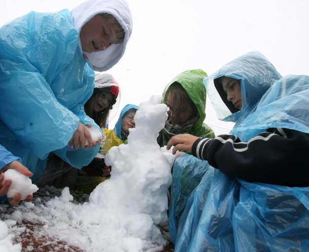 Zakopane dzieci bałwan śnieg