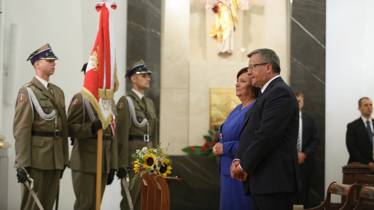 Prezydent Bronisław Komorowski, który w Święto Wojska Polskiego odsłonił tablicę poświęconą gen. Stanisławowi Szeptyckiemu, podkreślał, że potrzebne są nam "wzorce do naśladowania, które pozwalałyby przekraczać granice niechęci, zbyt daleko idącej konkurencji politycznej".