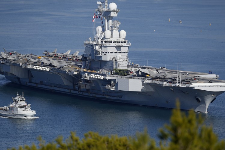 Ogromna jednostka o wyporności całkowitej 40,55 tys. t ma 261,5 m długości, 64,4 m szerokości i 8,5 m zanurzenia. Ten kolos napędzany jest przez dwa chłodzone wodą reaktory atomowe o mocy 150 MW każdy i osiąga prędkość 27 węzłów.
<br><br>  fot. EPA/SEBASTIEN NOGIER Dostawca: PAP/EPA.