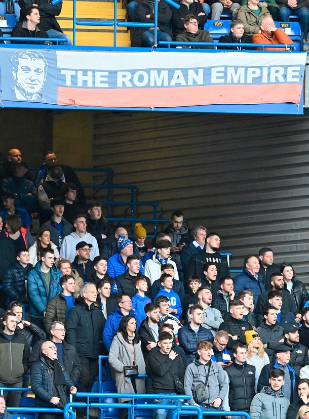 Baner w kolorach rosyjskiej flagi narodowej przedstawiający rosyjskiego właściciela Chelsea Romana Abramowicza, wywieszony podczas meczu Premier League pomiędzy Chelsea i Newcastle United na Stamford Bridge w Londynie 13 marca 2022 r.