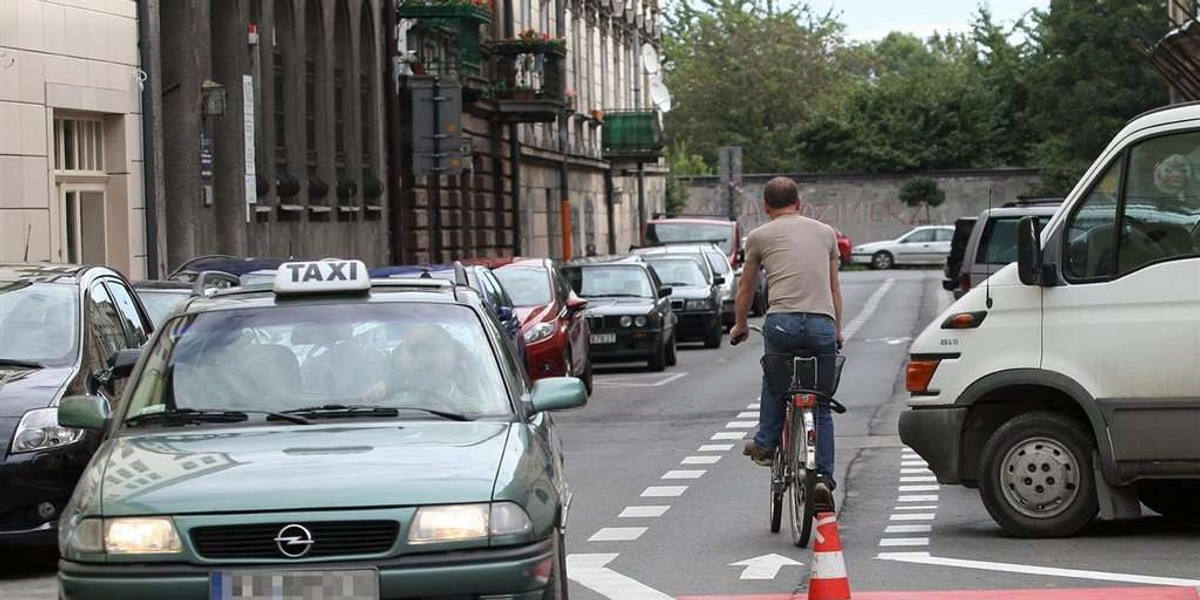 Uwaga kierowcy! Przez rowerzystów zwężają nam drogi