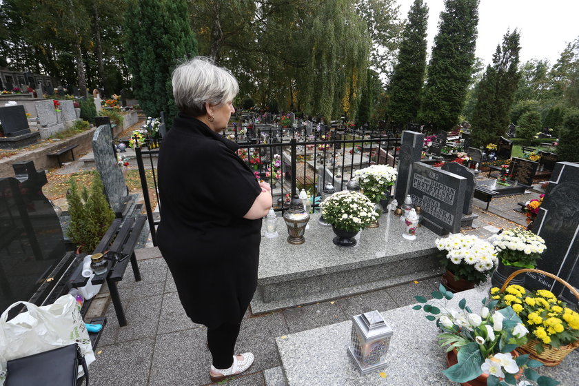 Mama Anny Przybylskiej nad grobem córki