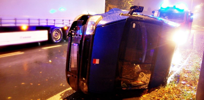 Bus przekoziołkował przez drogę krajową