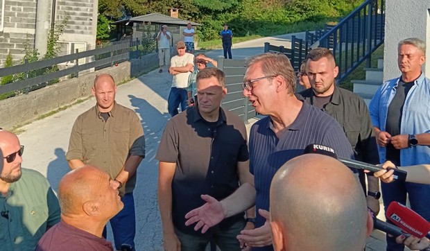 Aleksandar Vučić dočekuje građane ispred porodične kuće