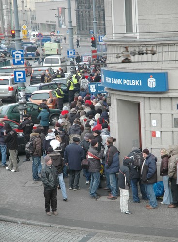 Przed siedzibą NBP w Poznaniu