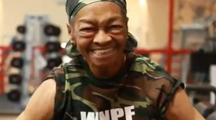 Így gyúr egy 77 éves nagymama - videó