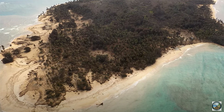 Materiał wideo z wyspy Mango (75 km na północny wschód) pokazujący zniszczenia spowodowane przez fale tsunami wygenerowane przez Hunga Tonga-Hunga Ha'apai w wyniku erupcji 15 stycznia 2022 r. w połączeniu z falą akustyczną. Powstała fala miała wysokość 12 m i przemieszczała się aż do 500 m w głąb lądu. Ślady fal można zaobserwować na podstawie ciemnobrązowych pierścieni otaczających wybrzeże na piasku.