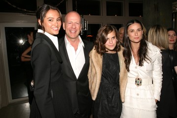 És amikor eljött az idő, 2009-ben Demi Moore pont olyan nyitott volt, mint volt férje, amikor Bruce Willis újranősült. Emma Heming elmondása szerint nagyon sokat fejlődött azáltal, hogy tanúja lehetett a két fél válásának, mégis egyben maradásának, és lenyűgözte, amit a Bruce és Demi a családi egységért tett.