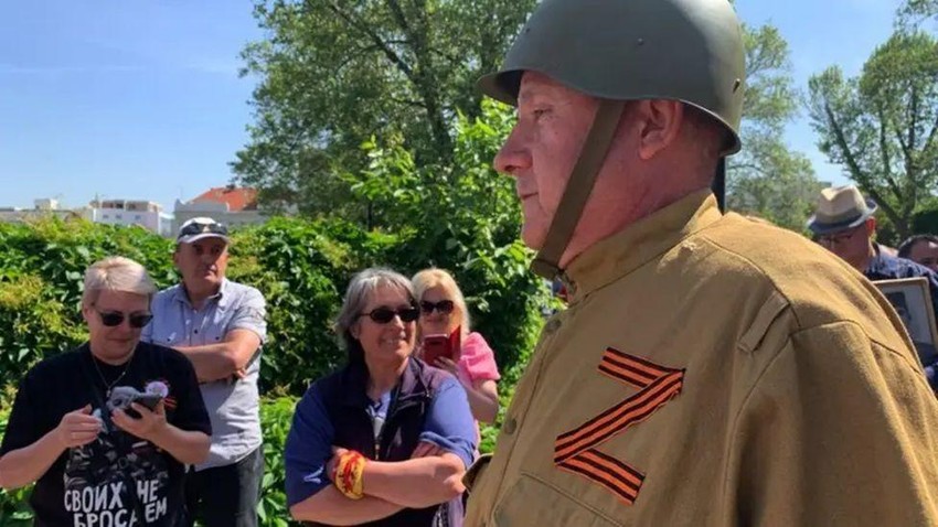 U šetnji Besmrtnog puka, u Beogradu 2022. pojedini učesnici nosili su slovo Z, simbol ruske invazije na Ukrajinu | Foto: BBC