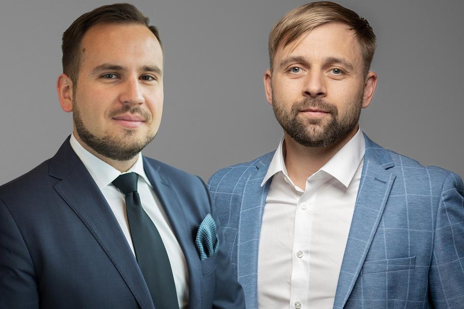 Od lewej: Bartosz Radkowiak, CEO firmy ESCOlight oraz Arturs Peha, CSO biznesu lingwistycznego Skrivanek