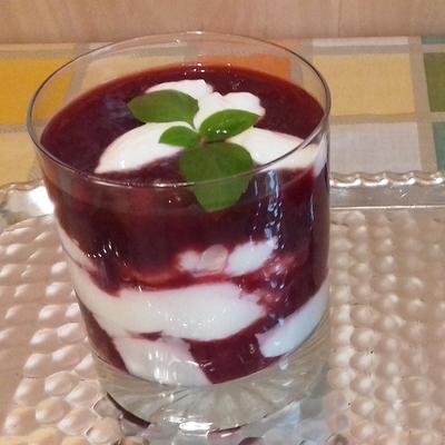 Tejszínes mascarpone pohárkrém meggyöntettel